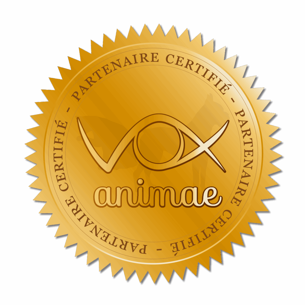 Sceau doré certifié PARTENAIRE CERTIFIÉ avec le logo stylisé 'vox animae' au centre, sur fond subtilement évocateur d'animaux.